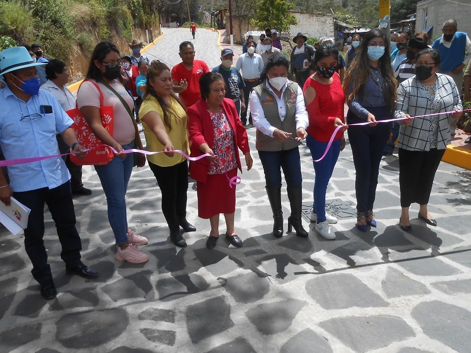 Autoridades entregan vialidad en Santo Tomás Apipilhuasco Tepetlaoxtoc