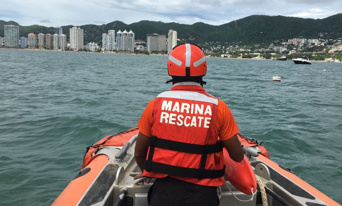 Buscan por mar y aire a pescadores y turista desaparecidos en Acapulco