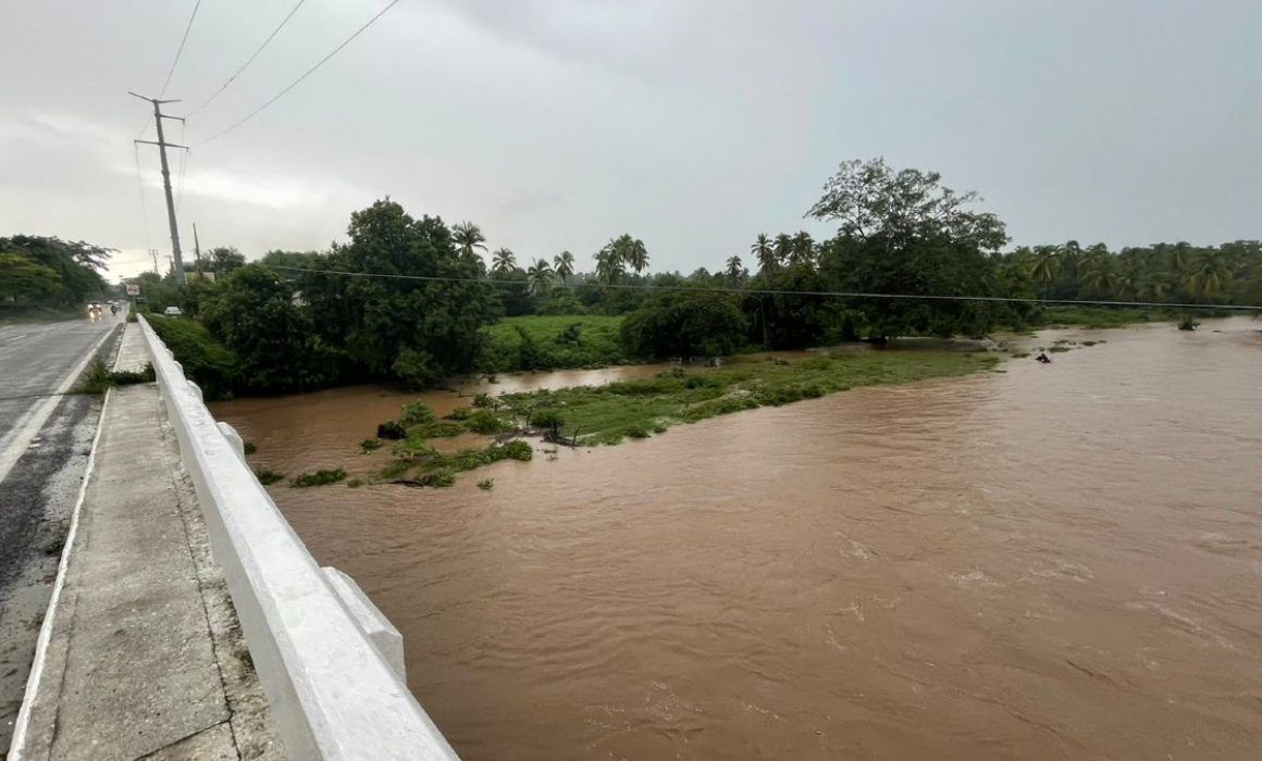 Alerta creciente de río a habitantes de poblado de Petatlán
