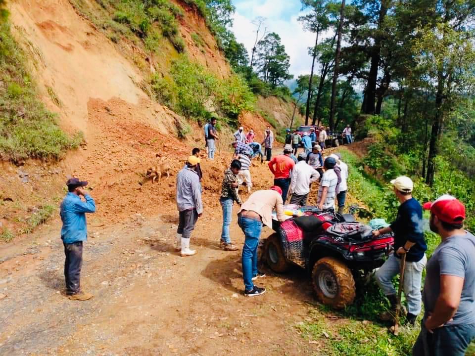 Piden rehabilitación de caminos en la sierra de Tecpan de Galeana 
