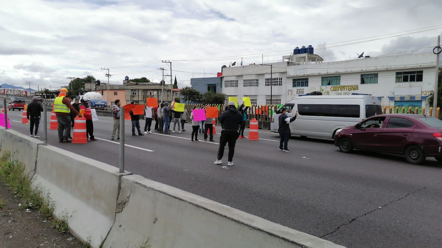 #Tortilleros cierran la autopista México-Puebla, protestan contra bienestar que hace competencia