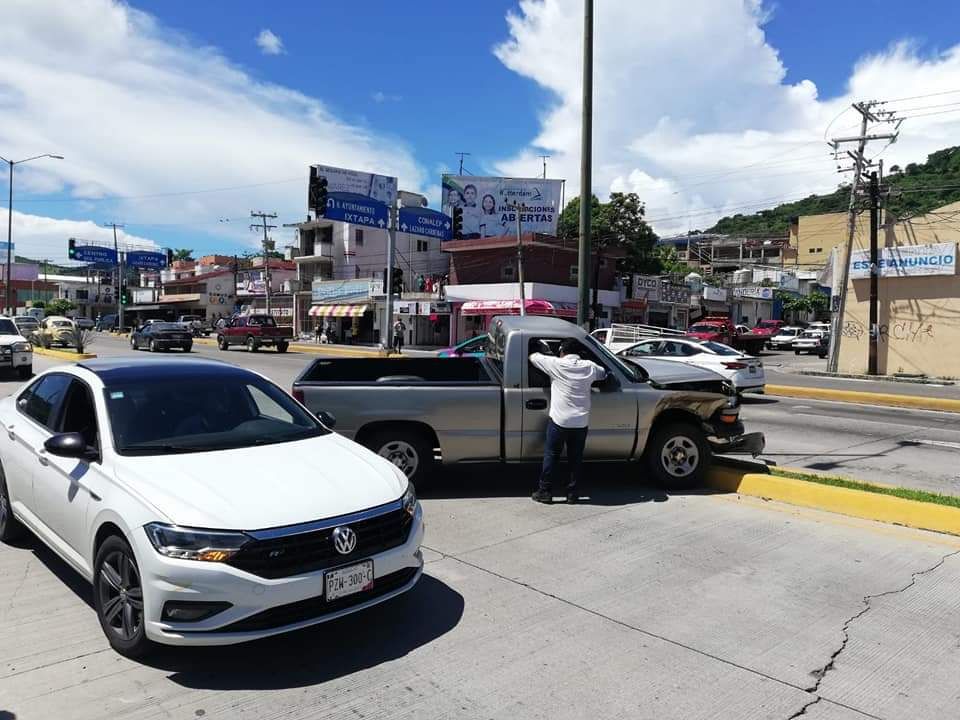 Aparatoso accidente en Zihuatanejo por no respetar el ’Rojo’ en semáforo del Conalep