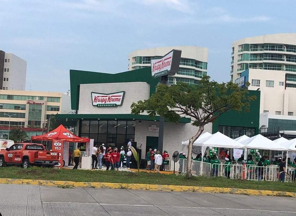 Hacen largas filas por inauguración de Krispy Kreme en Veracruz 
