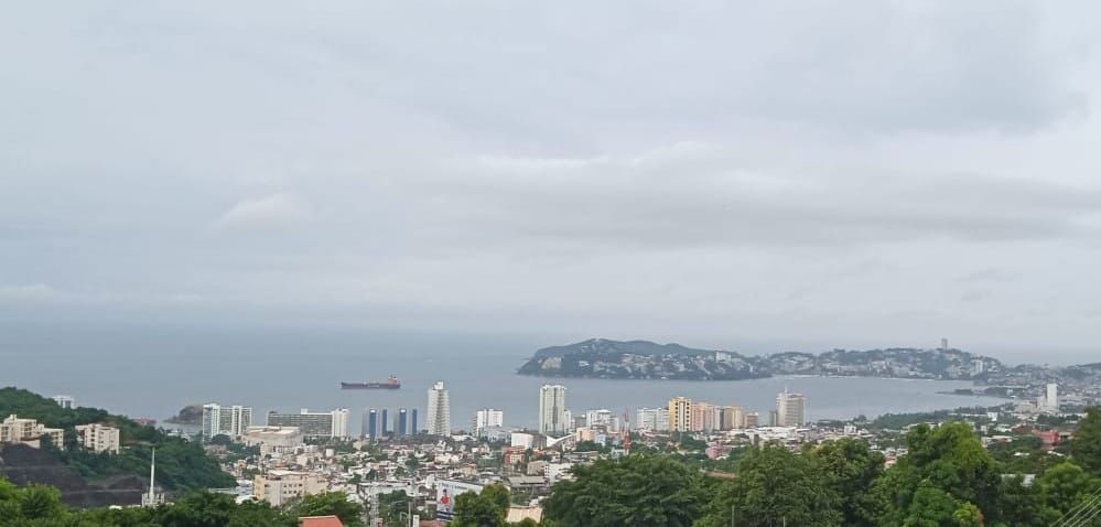 Domingo lluvioso en Acapulco por entrada de humedad del Océano Pacífico 
