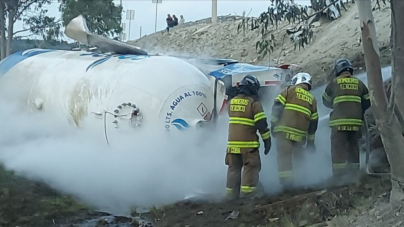 Bomberos de Texcoco y Tepetlaoxtoc en acción conjunta atienden fuga de gas en pipa por choque con trailer
