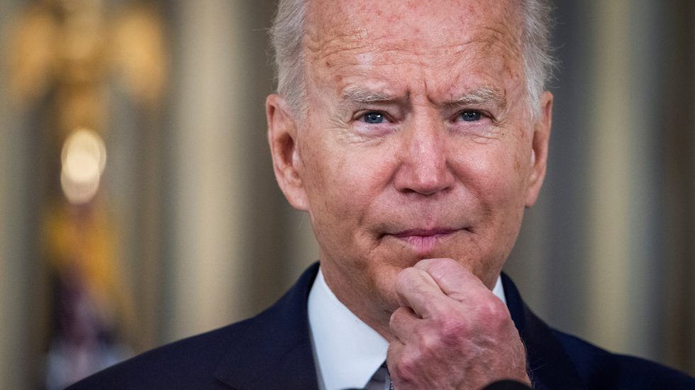 Aprobación de Biden cae a 44 % por manejo del retiro de tropas de Afganistán