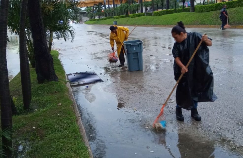 Con brigadas especiales retira Gobierno de Acapulco arrastres de basura y deslaves por lluvias