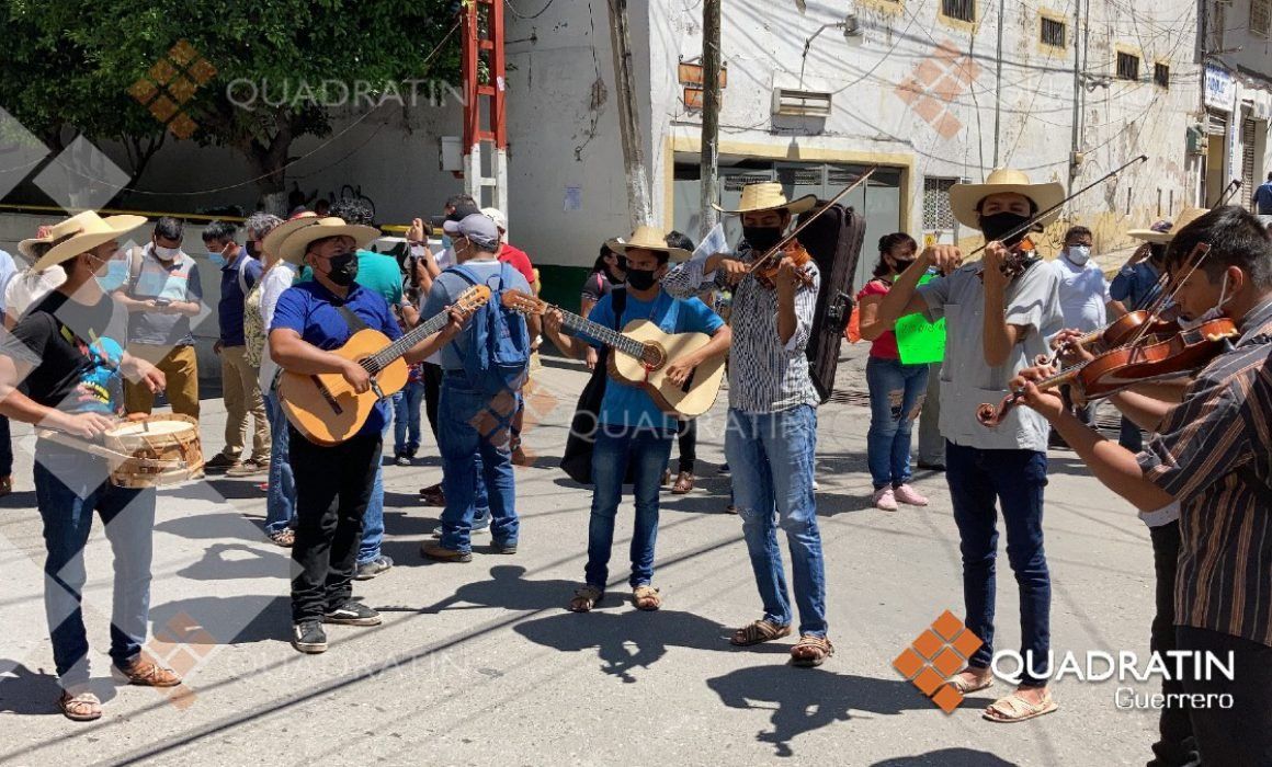 Bloquean artistas en Chilpancingo; Cultura les debe más de 200 mil pesos