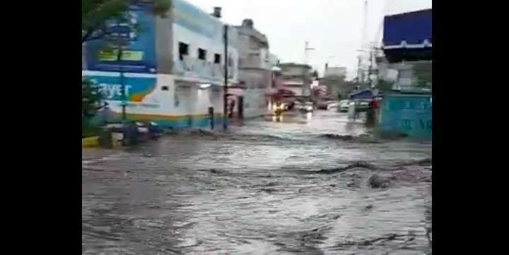 Fuerte lluvia de esta tarde provocó el desbordamiento de aguas en el municipio de Coacalco.
