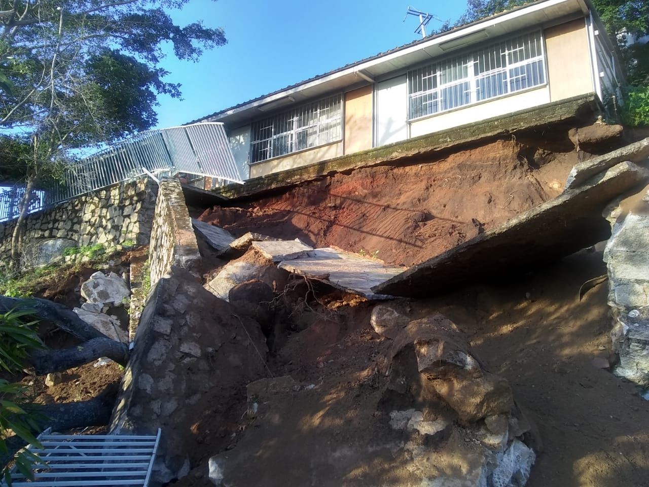 Sismo de 7.1 deja deslaves y daños materiales en Acapulco
