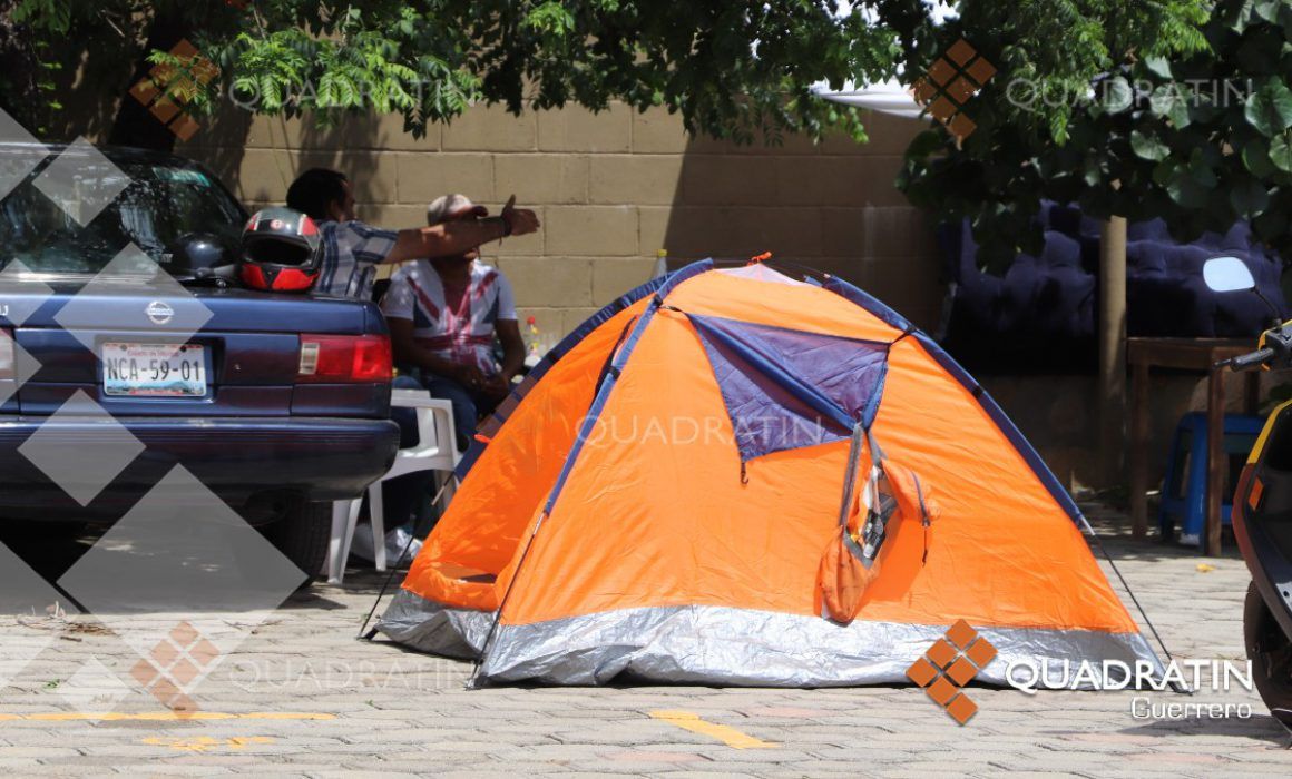 Acampan en el patio por severos daños en unidad habitacional de Acapulco
