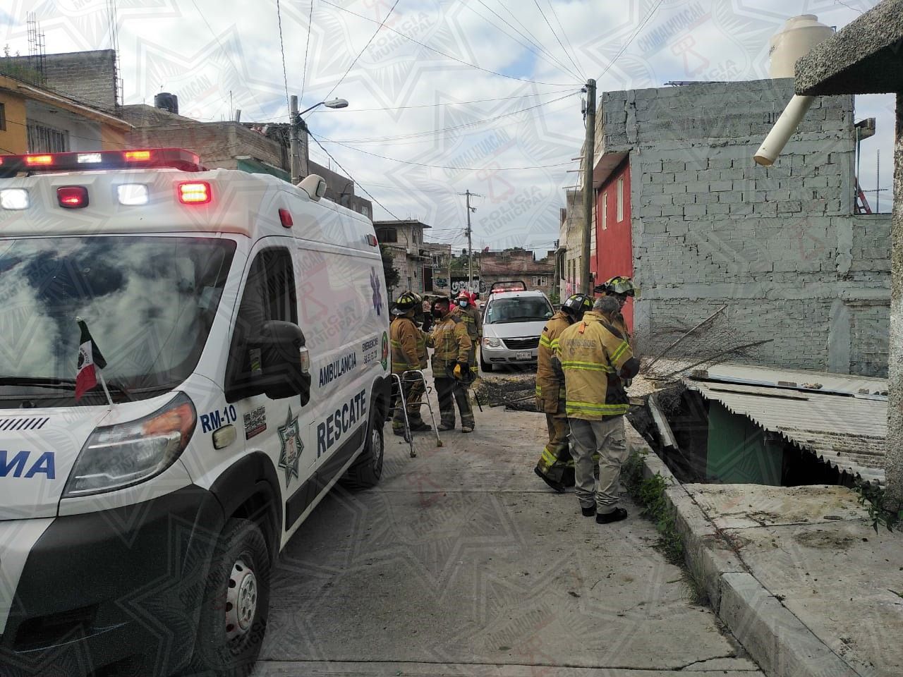 
Policía de Chimalhuacán rescata a dos personas por colapso de barda
