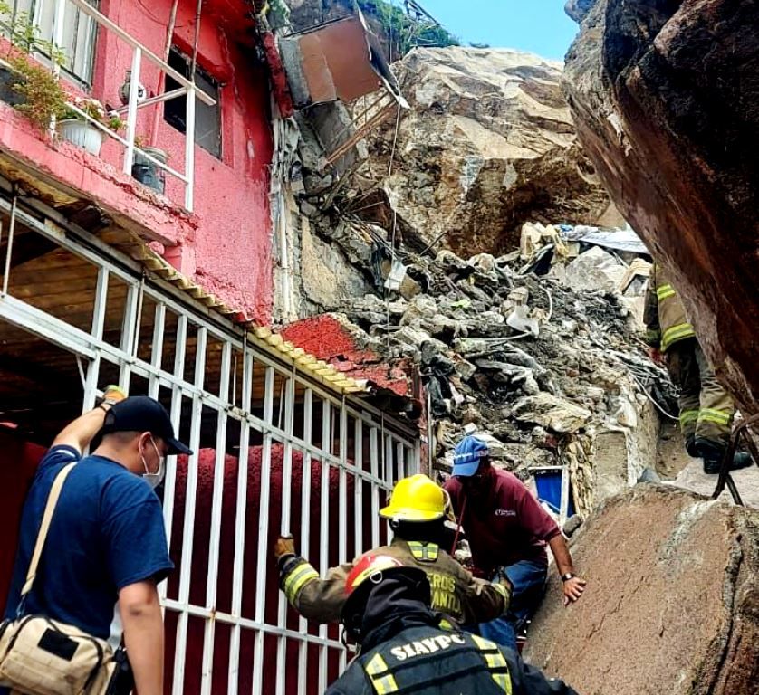 Alfredo del Mazo indica que cuerpos de emergencia municipales, estatales y Federales atienden derrumbe de rocas del Cerro del Chiquihuite en Tlalnepantla