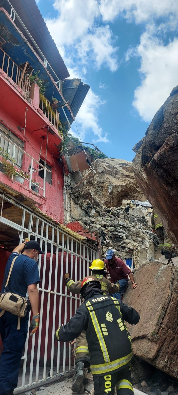 Atienden cuerpos de emergencia municipales, estatales y federales derrumbe de rocas del cerro el Chiquihuite en Tlalnepantla 