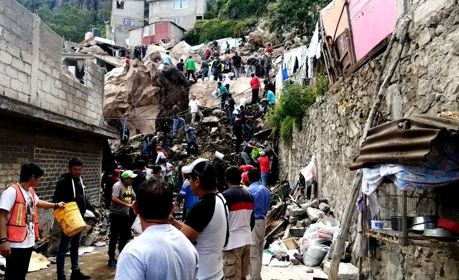 El GEM continúa con tareas de auxilio a personas afectadas por derrumbe del Cerro del Chiquihuite en Tlalnepantla