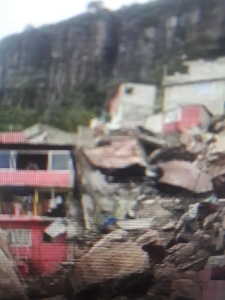#Se derrumba parte de un cerro en Tlalnepantla, reportan desaparecidos