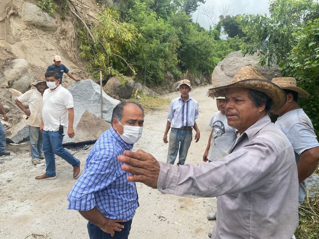 Recorre Héctor Astudillo Flores zonas afectadas por sismo de 7.1 en Acapulco