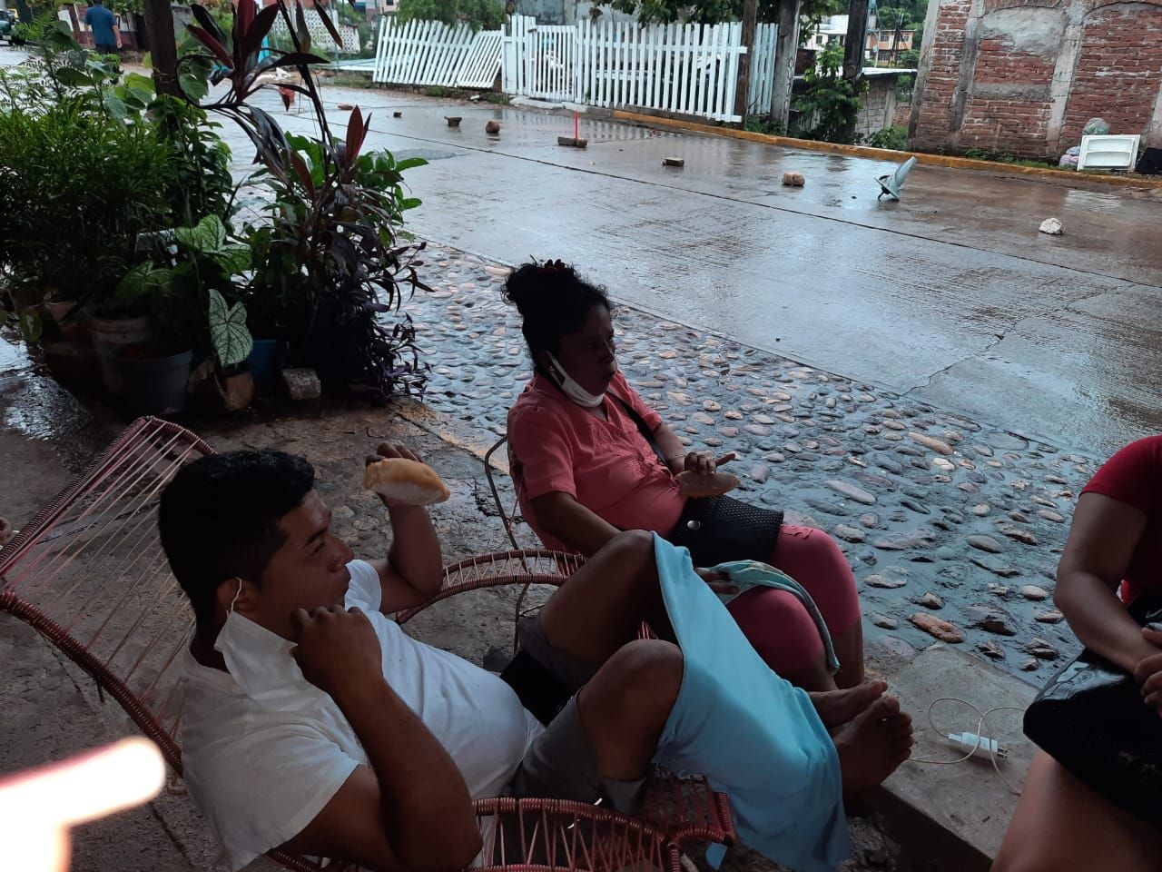 Familias de Jardín Mangos duermen en la calle tras afectaciones del sismo de magnitud 7.1 