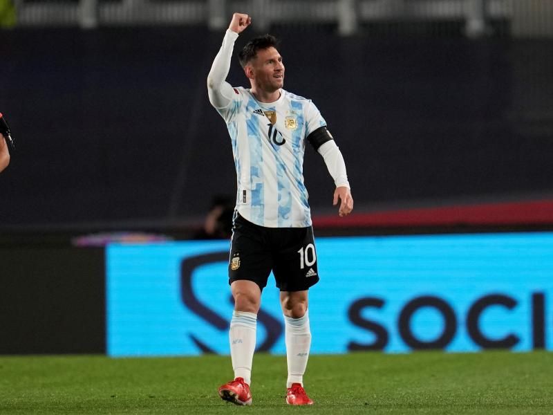 Llora Messi tras superar a ‘Pelé’ en récord de goles