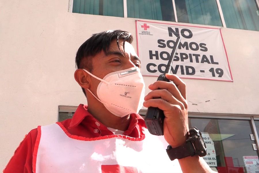 Reconocen a héroes de la Cruz Roja Ecatepec que rescataron a una familia
