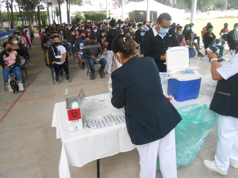 Cientos de jóvenes de 18 a 29 años inmunizados contra pandemia en Chiautla