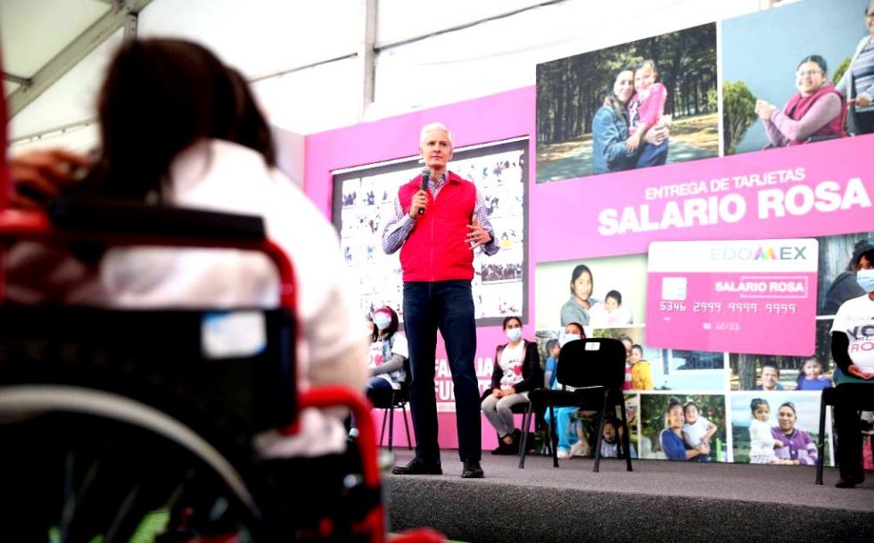 Alfredo del Mazo entrega el Salario Rosa a mujeres embarazadas y jefas de familia con hijos con alguna discapacidad