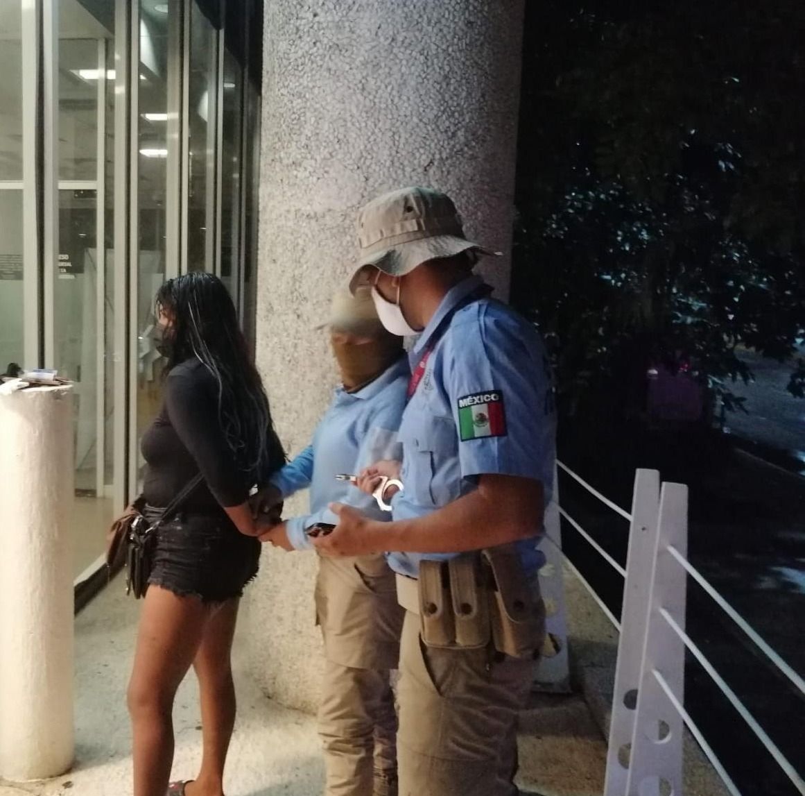 Aseguran policías de Acapulco a mujer que colocaba "trampas" en cajero automático

