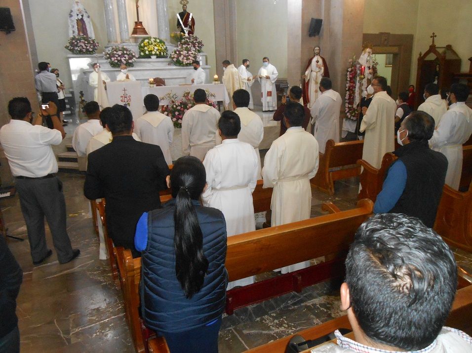 Dan posesión al Padre Simón Buendía Valverde como párroco de Chiautla