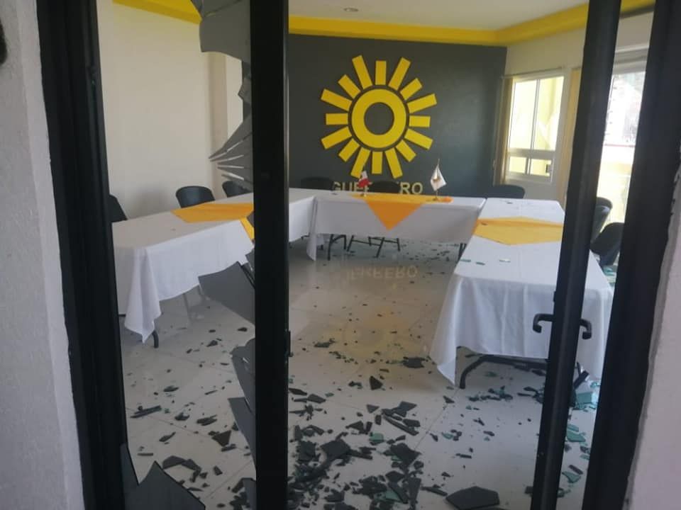 Normalistas de Ayotzinapa vandalizan oficinas del PRD en Chilpancingo