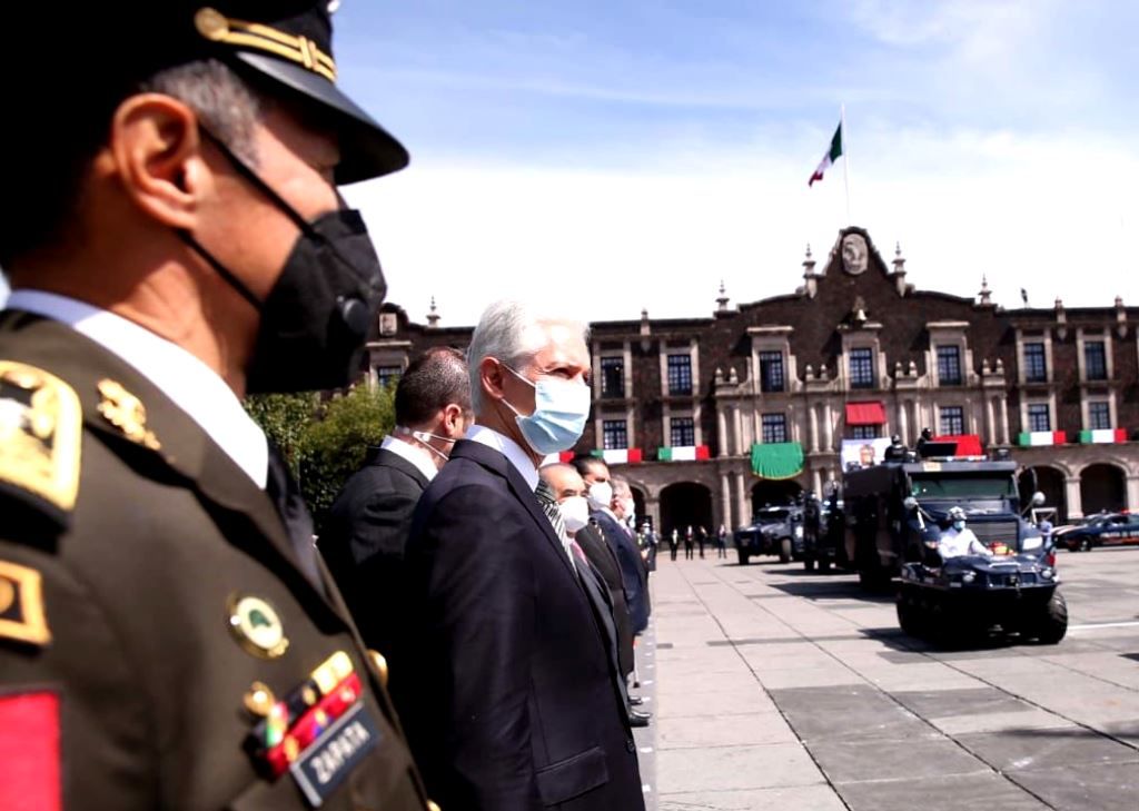 Alfredo del Mazo y titulares de los poderes públicos del Edoméx realizan guardia solemne y honores a la bandera por el 211 aniversario del inicio de la Independencia 
