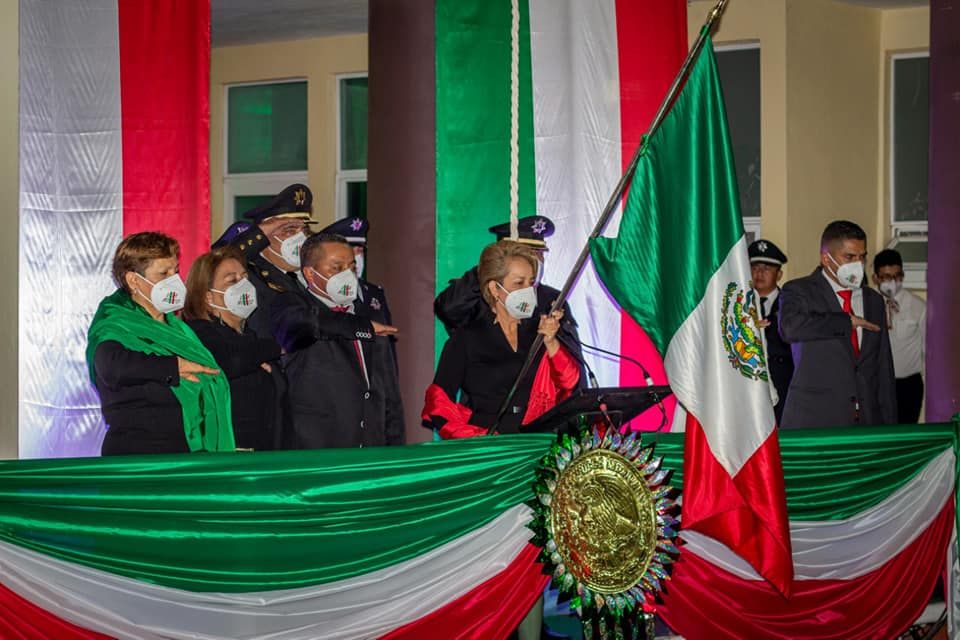#En Ixtapaluca Maricela Serrano encabezó el grito de Independencia de México  