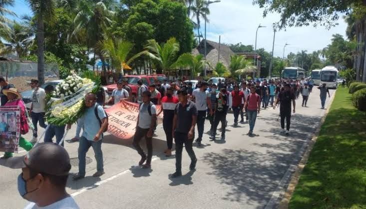 Marchan normalistas de Ayotzinapa de Palacio Federal al Antimonumento de Acapulco 