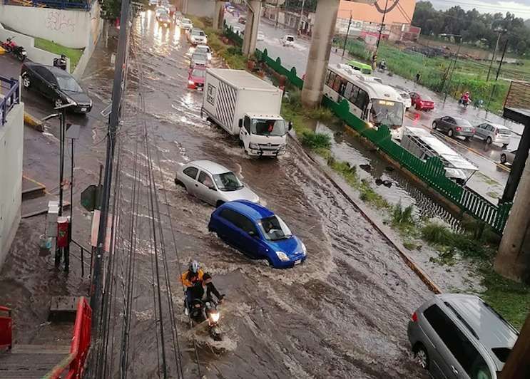 Fuertes lluvias que originan la acumulación de agua sobre la avenida José López Portillo