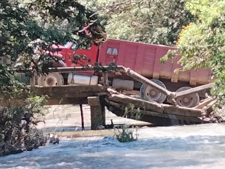 Colapsa puente en localidad de Tecpan; quedan incomunicados los habitantes 
