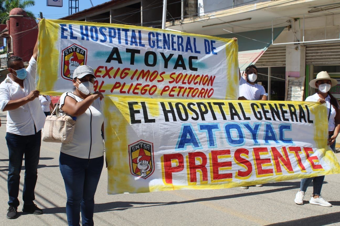 Marchan trabajadores de la Salud en Tecpan; exigen pago del FEGAC
