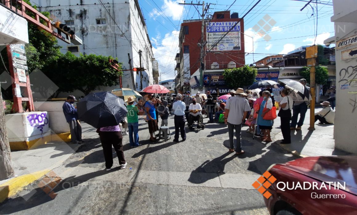 Bloquean adultos mayores Centro de Chilpancingo por pago de pensión