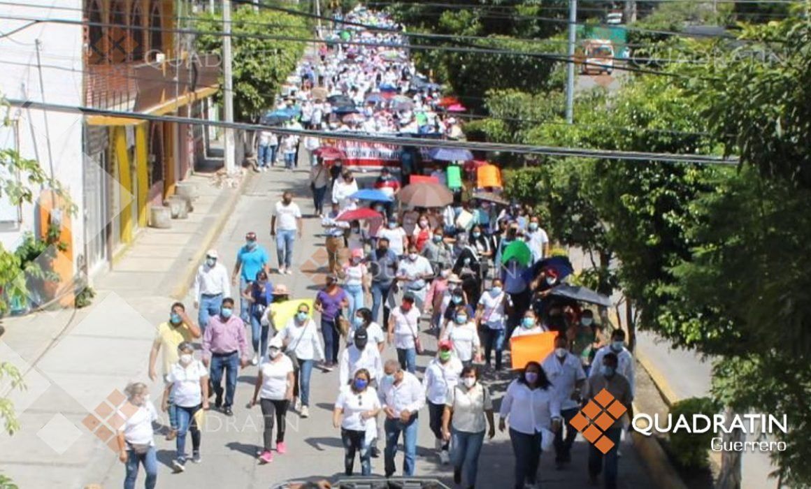 Marchan más de 2 mil empleados de salud en Chilpancingo; exigen ahorros