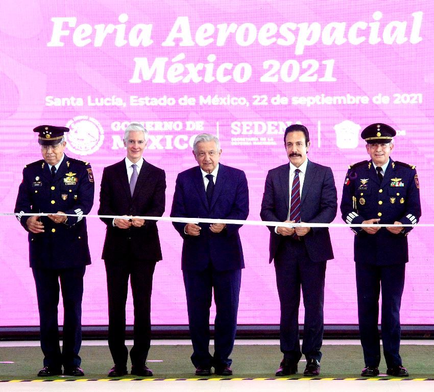 Alfredo del Mazo acompaña al presidente de México Andrés Manuel López Obrador a la inauguración de la Feria Aeroespacial México 2021