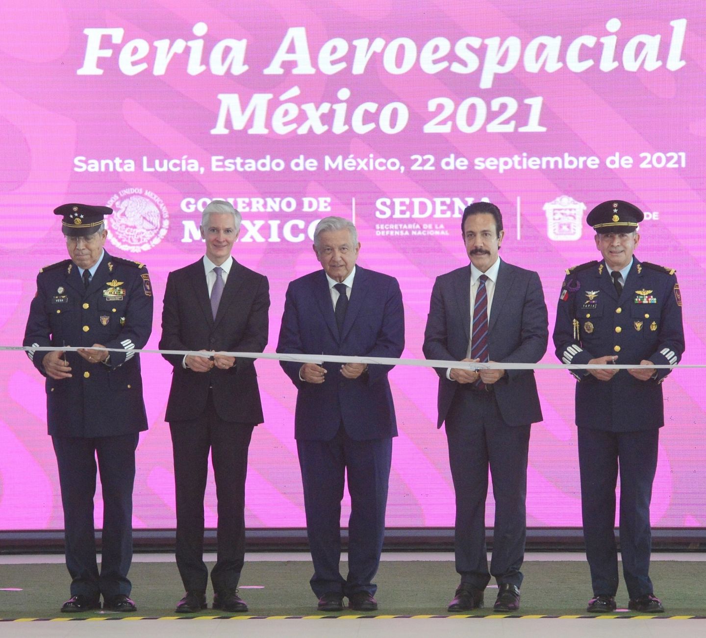 Acompaña Alfredo del Mazo al presidente de Mexico Andrés Manuel López Obrador a la inauguración de la feria aeroespacial México 2021