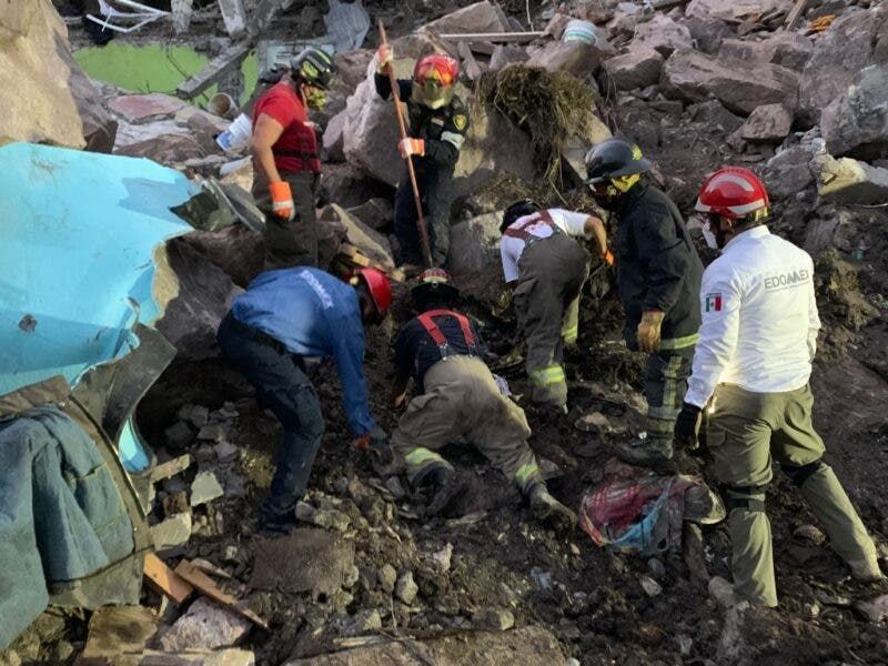 Rescatan cuerpos de Paola y Dilan víctimas del derrumbe de rocas en cerro el Chiquihuite