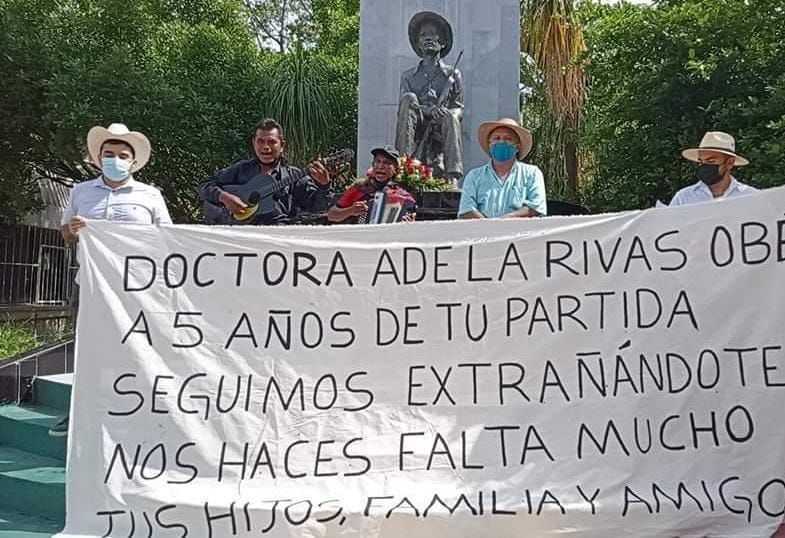 Rinden homenaje a doctora de Atoyac asesinada en Zihuatanejo 
