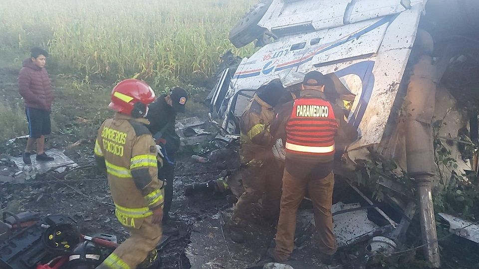 Paramédicos de Texcoco salvan con vida a chofer prensado en accidente