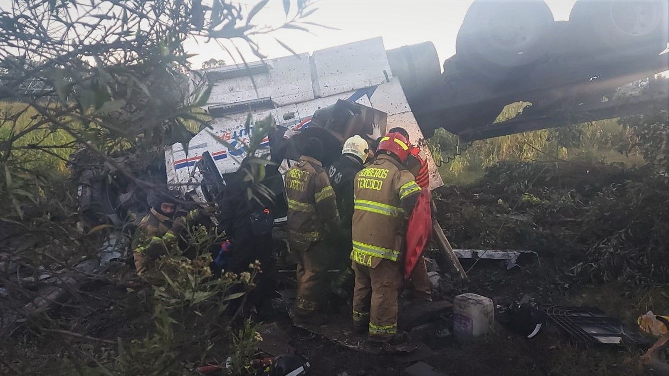 Bomberos y paramédicos de Texcoco rescatan con vida a hombre prensado en tráiler volcado en la México-Veracruz
