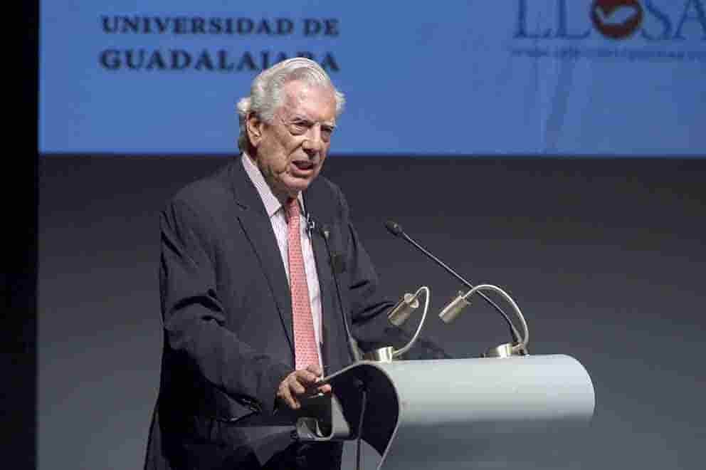 Critica Vargas Llosa ataques a la prensa