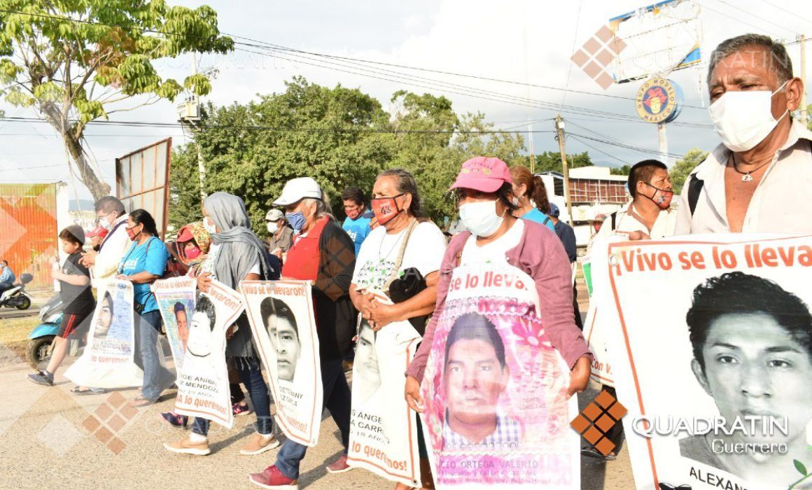 Reclaman padres de los 43 poco avance en caso Ayotzinapa 