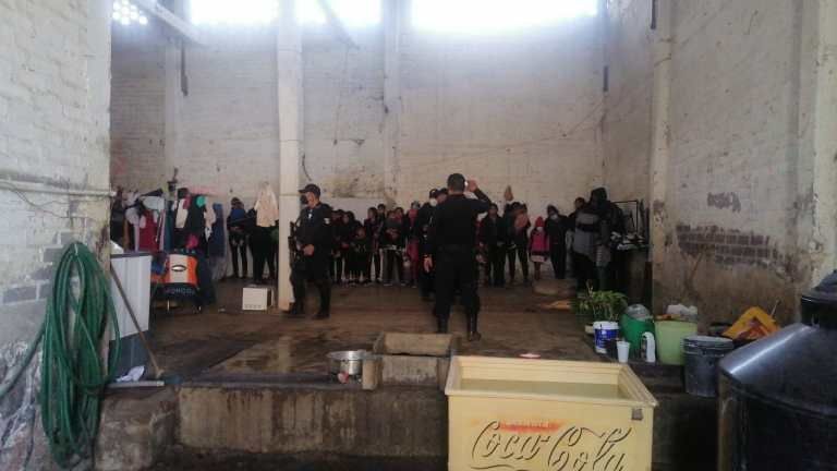 En el municipio de La Paz, localiza la policía en un inmueble que servía como matadero de pollos a niños, mujeres y adultos en calidad de migrantes