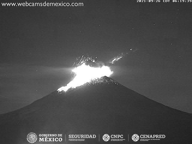 Este domingo el volcán Popocatépetl registra explosión moderada 