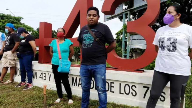 Conmemoran en Atoyac, Guerrero, siete años de la desaparición de los 43 de Ayotzinapa
