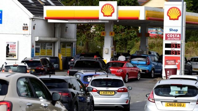 Alistan al ejército británico para afrontar caos ante escasez de gasolina en estaciones