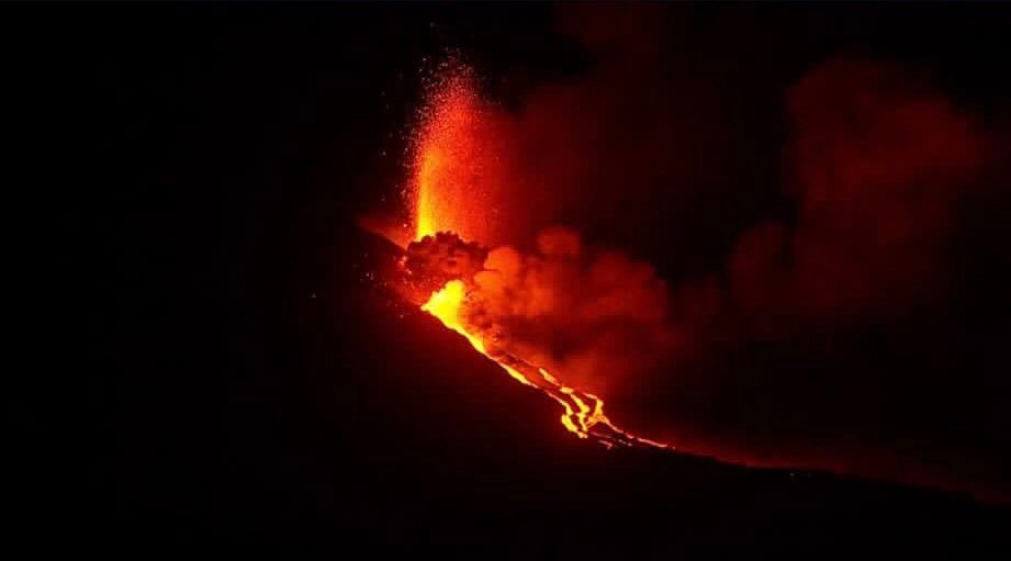 Lava del volcán Cumbre Vieja de La Palma llega al mar, informan autoridades 